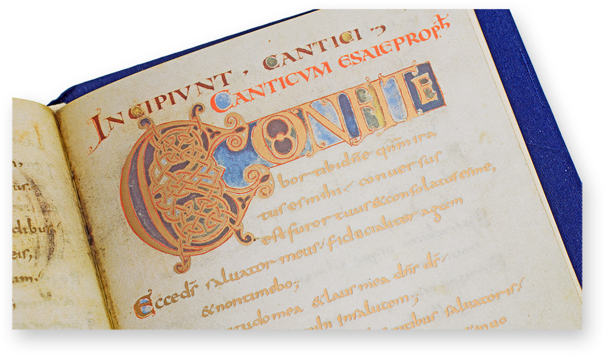 Golden Carolingian minuscule in the Dagulf Psalter Detail from a beautiful incipit page: while the first word of the psalm is highlighted by majuscule script and a magnificent interlace initial, the rest of the text shines in Carolingian minuscule written in golden ink. (Golden Psalter of Charlemagne - Dagulf Psalter, Worms and Aachen (Germany); Metz (France) — 783–795)